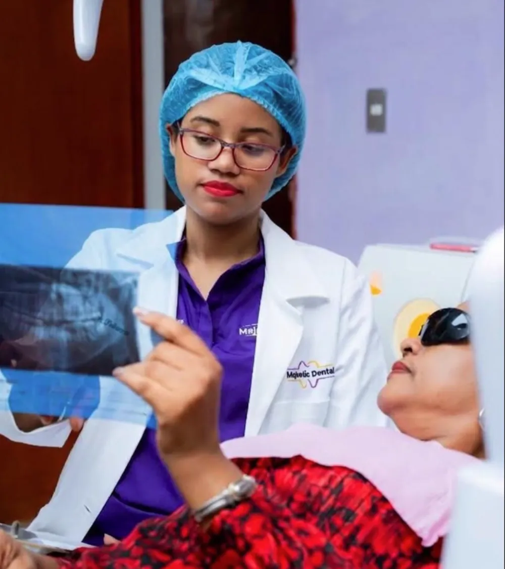 La doctora revisa una radiografía con una paciente