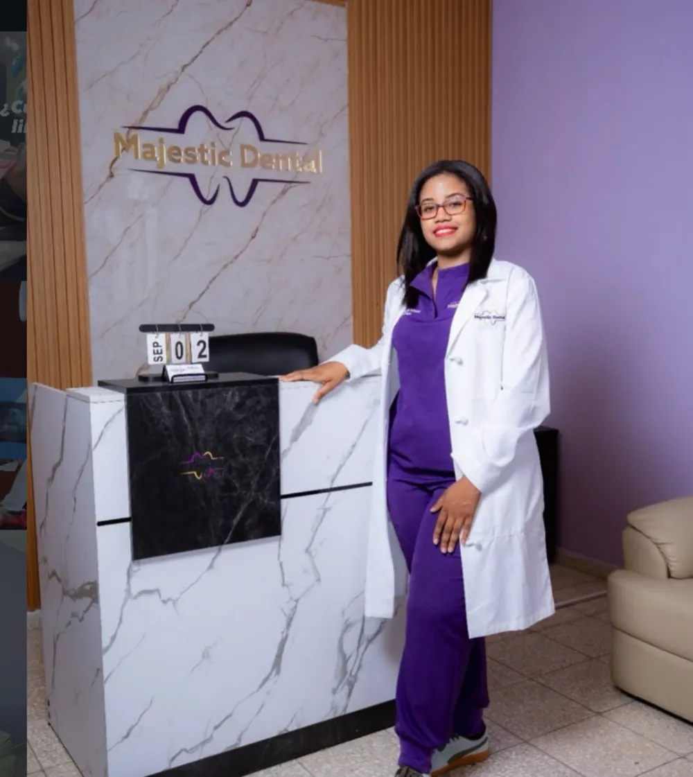 Dra. Nayeli Polanco en la recepción de Majestic Dental